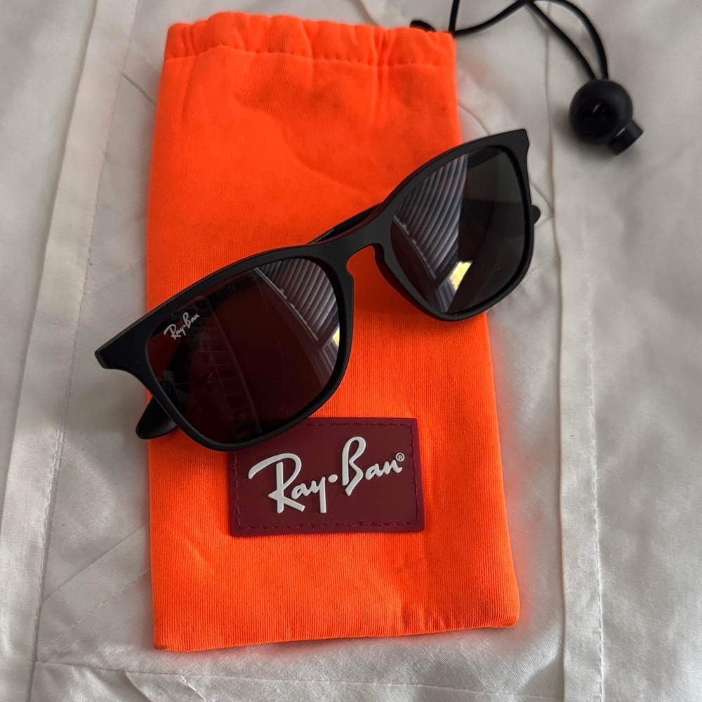 Ray-Ban Black Sunglasses with Orange Pouch